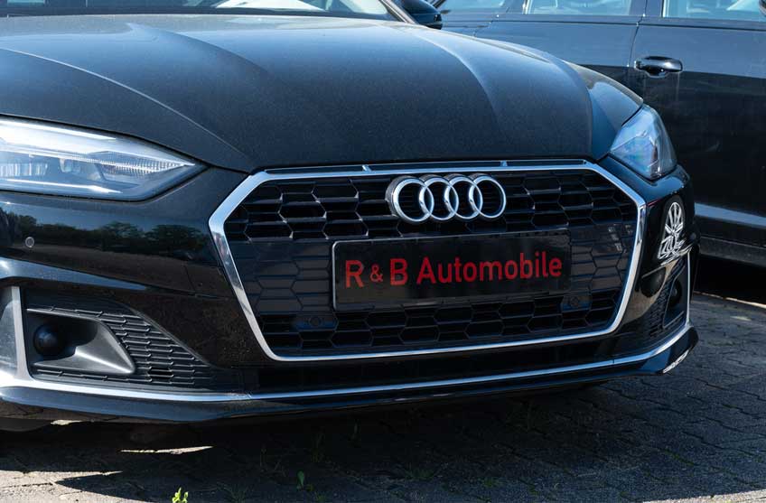 Front eines schwarzen Audi mit R & B Auotmobile Kennzeichen